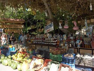τους, πουλώντας διάφορα τοπικά προϊόντα,