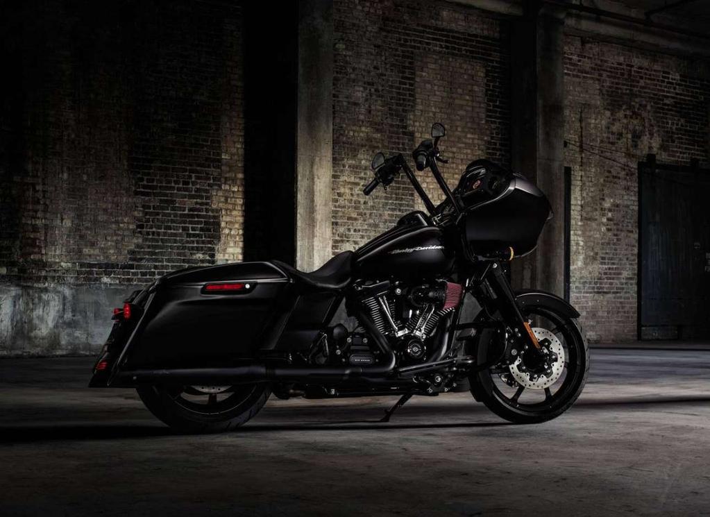Στυλ bobber με ψηλό τιμόνι, χαμηλή σέλα, μαύρο χρώμα και ρύγχος καρχαρία.