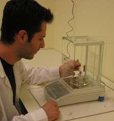 διεγείρουσα ακτινοβολία LASER και στη Συσκευή Πυρηνικού Μαγνητικού Συντονισμού (NMR), που υπάρχουν στα αντίστοιχα οριζόντια Εργαστήρια της Σχολής Θετικών Επιστημών.