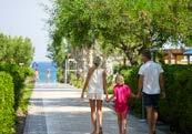 κεντρικό σαλόνι, γραφείο πληροφοριών, υπηρεσία πλυντηρίων, ενοικιάσεις αυτοκινήτων και ποδηλάτων (Esperides Rent-A-Car), χώρος ίντερνετ (με χρέωση), ασύρματο δίκτυο ίντερνετ στους κοινόχρηστους