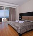 526 833 Junior Suite ή Μεζονέτα 345 480 475 667 3ο άτομο -30% -30% -30% -30% 3ο άτομο 2-13 ετών ΔΩΡΕΑΝ ΔΩΡΕΑΝ ΔΩΡΕΑΝ ΔΩΡΕΑΝ *4ο άτομο 2-13 ετών -50% -50% -50% -50% Μονόκλινο 510 720 700 1005 *4ο
