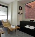 KOS HOTEL JUNIOR SUITES 4* ΠΟΛΗ - ΚΩΣ To ξενοδοχείο Kos Hotel Junior Suites, βρίσκεται σε προνομιακή θέση στην καρδιά της πόλης της Κω, απέναντι από τη μαρίνα του νησιού, μπροστά στην θάλασσα, λίγα