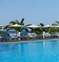 Το Doryssa Seaside Resort βρίσκεται πάνω σε μια μεγάλη αμμώδη παραλία προστατευμένη από τον αέρα. Το μαγευτικό τοπίο είναι αποτέλεσμα της μοναδικής αρχιτεκτονικής.