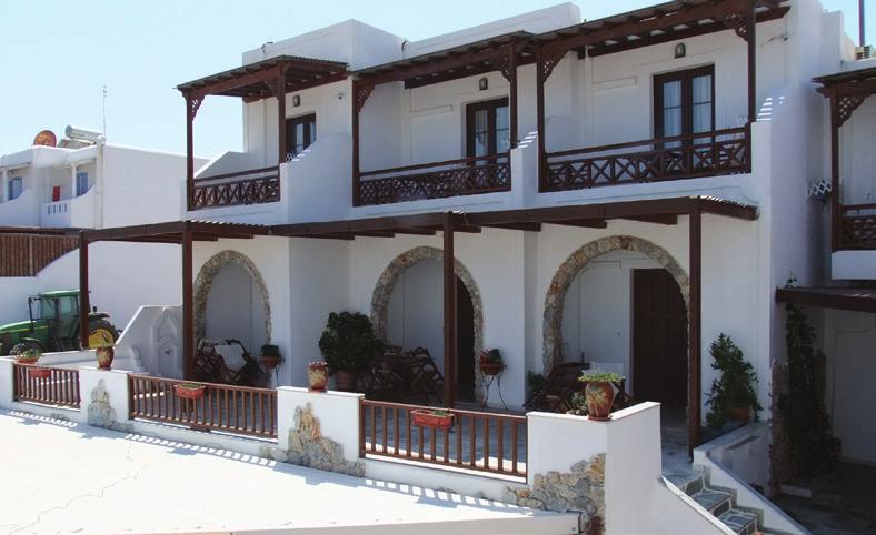 Το παραδοσιακό στυλ του ξενοδοχείου είναι αυτό που χρειάζεται κανείς για να ζήσει την μαγεία της καλοκαιρινής ξεγνοιασιάς και της νησιώτικης ζωής.