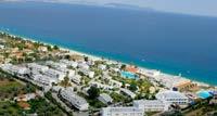 Τα δωμάτια μπορούν να φιλοξενήσουν 1 έως 4 άτομα και είναι όλα με κλιματισμό, δορυφορική τηλεόραση και μπαλκόνι ή βεράντα στους υπέροχους κήπους.