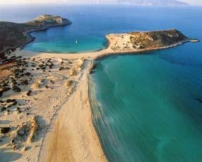 Χρόνος στην κεντρική πλατεία για βόλτα και ψώνια, γλυκά κουταλιού, τυριά, φημισμένα αλλαντικά αλλά και επίσκεψη στον διατηρητέο Μητροπολιτικό Ναό της Αγίας Τριάδας (17ος αι).