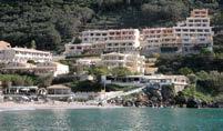 Λίγα μόλις βήματα από το ξενοδοχείο θα βρείτε τη γοητευτική αμμώδη-βοτσαλωτή παραλία Έρμονες, βραβευμένη με γαλάζια σημαία! Σε απόσταση 1,5χλμ.