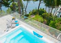 ΔΙΑΜΟΝΗ: Τα 256 δωμάτια και bungalows, διαθέτουν μπάνιο, μίνι-μπαρ, τηλέφωνο, τηλεόραση, κλιματισμό, θέα στη θάλασσα ή στη λίμνη, μπαλκόνι ή βεράντα.