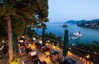 Απολαύστε το ποτό σας στη βεράντα του Kefi bar με μαγευτική θέα στο Ιόνιο και τη συνοδεία ζωντανής μουσικής.