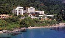 έως 12 ετών 100 120 140 135 160 185 Μονόκλινο 260 290 345 358 405 479 ΔΙΑΜΟΝΗ: 100 δωμάτια, ευρύχωρα δίκλινα (με δυνατότητα φιλοξενίας και 3ου ατόμου), οικογενειακά και 2 σουίτες, με βεράντες.