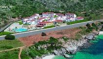 από το Αργοστόλι, σ ένα μικρό κόλπο με αμμώδη παραλία & καταγάλανα νερά, με εκπληκτική θέα έως τον κόλπο του Ληξουρίου.