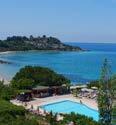 Ακολουθεί την αρχιτεκτονική παραδοσιακού ελληνικού χωριού.