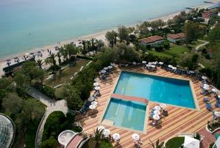 Τιμή κατ άτομο με ημιδιατροφή 19/6-2/7 & 3-23/7 & 24/7-22/8 19/6-2/7 & 3-23/7 & 6-19/9 23/8-5/9 6-19/9 23/8-5/9 24/7-22/8 *Δίκλινο deluxe 410 470 535 570 654 743 Δίκλινο deluxe Suite 590 685 780 822