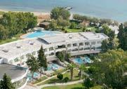 To beach bar, το pool bar, το snack bar και η πισίνα με παιδικό τμήμα είναι εξοπλισμένα με ξαπλώστρες και ομπρέλες, διαθέσιμες χωρίς χρέωση στους ενοίκους του ξενοδοχείου.