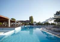 Με ιδιωτική εξωτερική πισίνα, μπανιέρα με jacuzzi, προϊόντα περιποίησης, μπουρνούζια, παντόφλες, βραστήρα για καφέ / τσάι, ζυγαριά, DVD, χρηματοκιβώτιο, mini bar, δορυφορική ΤV, A/C, απευθείας