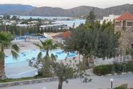 γήπεδο τένις, βόλεϊ, μπάσκετ, γυμναστήριο, σάουνα, ανοικτό αμφιθέατρο, υπηρεσία δωματίου, WiFi με χρέωση, οργανωμένη ιδιωτική μικρή παράλια στα 180μ.