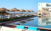 GOLDEN MILOS BEACH 4 * ΠΡΟΒΑΤΆΣ - ΜΉΛΟΣ Βρίσκεται πάνω στη μαγευτική αμμώδη παραλία του Προβατά, ανακαινίστηκε πλήρως το 2012 και εχει πλέον στη διάθεση των