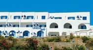 ΔΙΑΜΟΝΗ: 32 δωμάτια περιτριγυρισμένα από κήπους με τροπικά φυτά και πανέμορφα λουλούδια, πλήρως εξοπλισμένα με κλιματισμό, τηλέφωνο, σεσουάρ, δορυφορική τηλεόραση, μίνι μπαρ, θυρίδα ασφαλείας παροχή