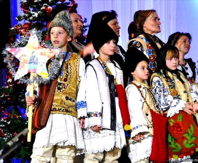 paginile părintilor Datni și obiceiuri creștne de iarnă la români Peste tot în lume, oamenii sărbătoresc Crăciunul.