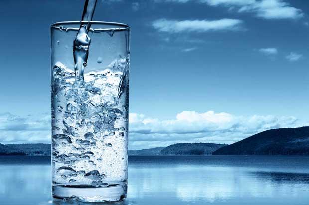 Η αξία του νερού Η αξία του νερού για τη ζωή στον πλανήτη μας είναι ανυπολόγιστη. Η ύπαρξή του είναι προϋπόθεση για την επιβίωση του περιβάλλοντος και της ανθρώπινης ζωής.