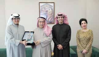 وبهذه املناسبة التقي رئيس مجلس اإلدارة بالبنك التجاري الكويتي عىل املوىس ممثلو االتحاد الذين قدموا درعا تذكاريا تقديرا لدور البنك وتواصله الدائم مع أنشطة االتحاد ومشاركته الفعالة يف الندوة االقتصادية