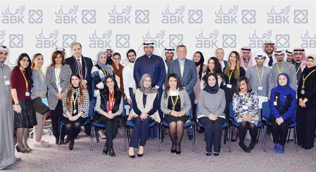 نبض المصارف "األهلي الكويتي" يحتفل بتخريج الدفعة 15 من أكاديمية األهلي أحتفل البنك األهيل الكويتي بتخريج الدفعة الخامسة عرش من أكادميية األهيل إميانا بدوره يف دعم الشباب الكويتي ورضورة تأهيل الكوادر