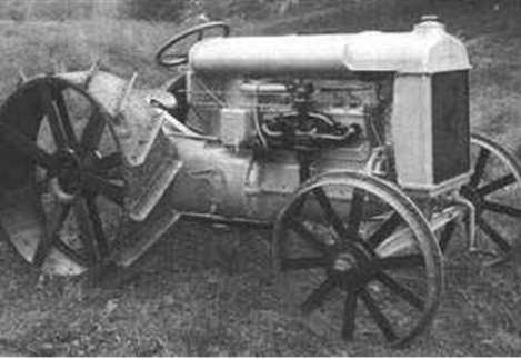 Η παραγωγό του ιςτορικού Fordson Model F ξεκύνηςε το 1917 και διόρκηςε ϋωσ και το 1928. Διϋθετε τετρακύλινδρο κινητόρα, ο οπούοσ απϋδιδε 20 ϊλογα, καθώσ επύςησ ϋφερε και κιβώτιο τριών ταχυτότων.