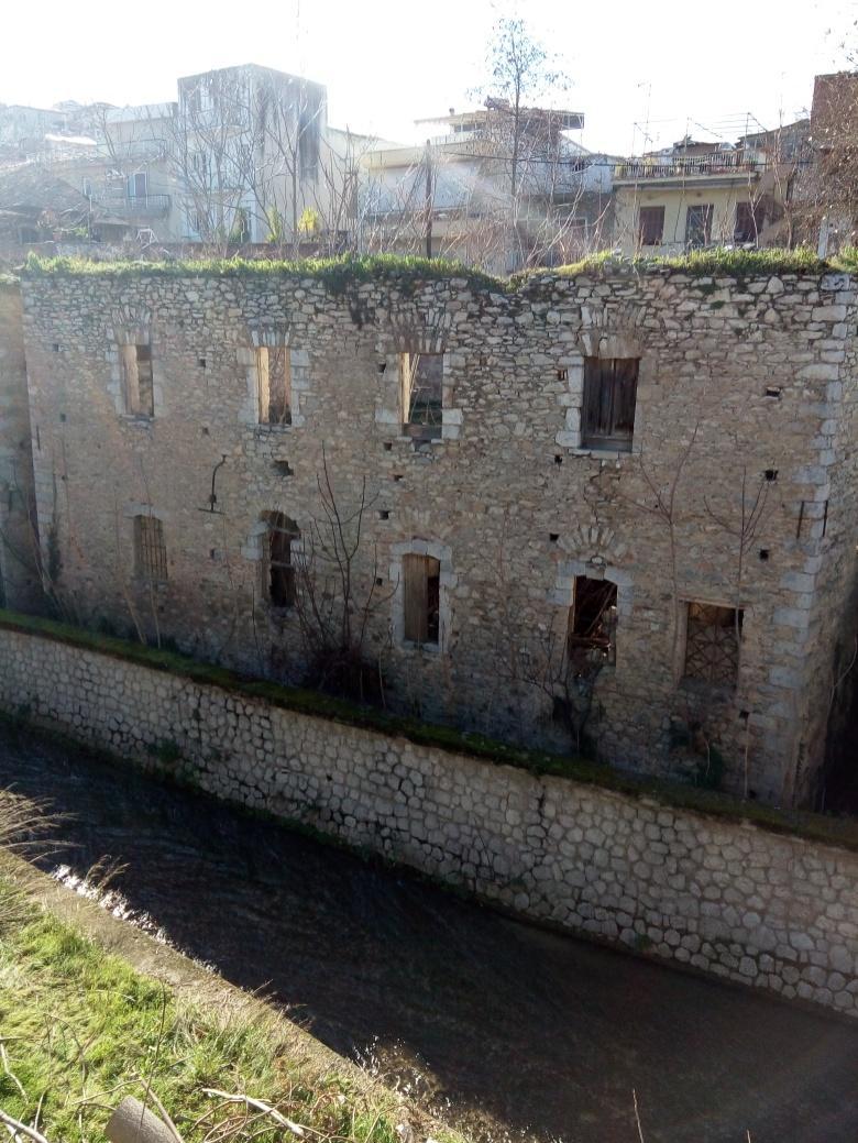 Στο σημείο έδρασης της στέγης θα κατασκευαστεί περιμετρικό σενάζ από οπλισμένο σκυρόδεμα και θα