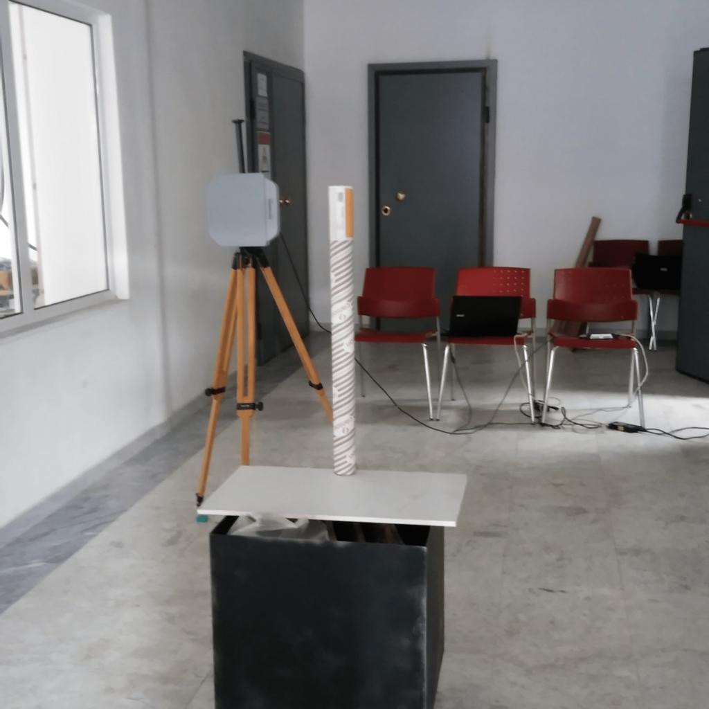 Η κεραία τοποθετήθηκε σε τρίποδα ενώ η ετικέτα σε χάρτινο κύλινδρο ο οποίος στερεώθηκε πάνω σε ένα δεύτερο τρίποδα ώστε το ολοκληρωμένο κύκλωμα της να βρίσκεται στο ίδιο ύψος με το κέντρο της κεραίας.