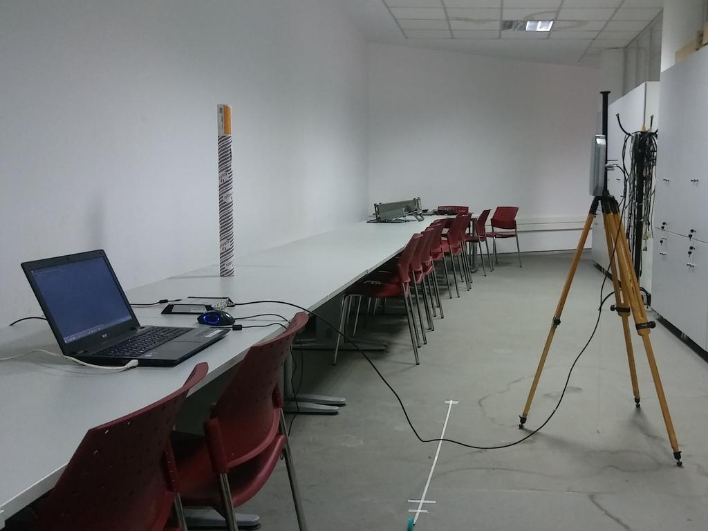 5.3. ΠΕΙΡΑΜΑΤΑ 5.3.2 49 Μετρήσεις κοντά σε τοίχο Η δεύτερη σειρά πειραμάτων έγινε με την ετικέτα τοποθετημένη κοντά σε τοίχο όπως φαίνεται στο Σχήμα 5.