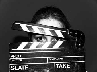 Τι είναι ο σκηνοθέτης; Σκηνοθέτης ονομάζεται το πρόσωπο που κατευθύνει την παραγωγή ενός οπτικοακουστικού έργου, συνηθέστερα μιας κινηματογραφικής ταινίας, ενός τηλεοπτικού προγράμματος ή μιας