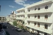 HOTEL FLORAL 3* - mic dejun- De pana la 20% la pachet Descriere: Hotelul este avantajos poziţionat in centrul staţiunii Hersonissos, în apropierea tavernelor, restaurantelor, magazinelor si barurilor
