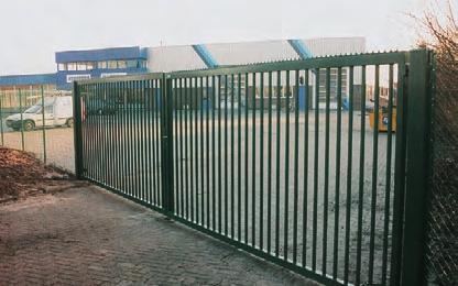 Controlul accesului Portile batante Robusta, simple si duble, cu umplutura tubulara, stalpi potriviti, balamale, sistem de inchidere si bolt de blocare la sol.