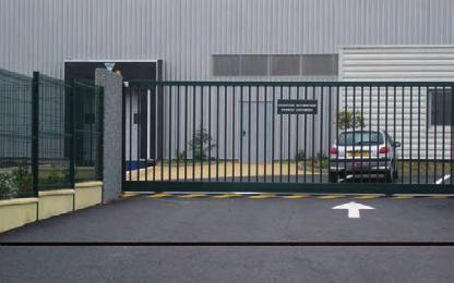 Controlul accesului Portile Robusta cu sina culisanta la partea de inferioara au sistemul de ghidare adecvat, o sina cu accesorii si sistem de inchidere cu lacat.