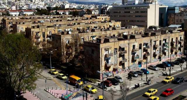 Εγκατάσταση σε τριώροφες πολυκατοικίες που κατασκεύαζαν η Επιτροπή Αποκατάστασης Προσφύγων και το Υπουργείο Πρόνοιας (λεωφόρος