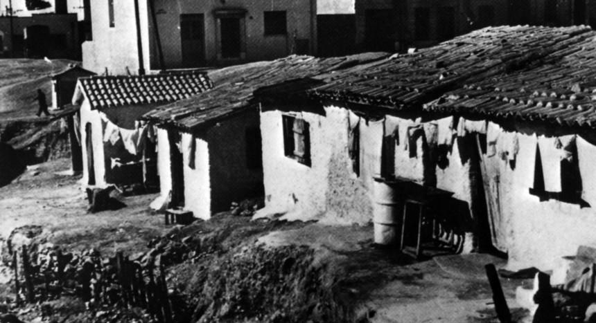 περιπτώσεις κρατικών παραπηγµάτων ακολουθείται η λογική του ιπποδάµειου συστήµατος, όπου τα παραπήγµατα διατάσσονται εν σειρά σε στοίχους και καταλαµβάνουν όλο το διαθέσιµο χώρο, αφήνοντας κάποια