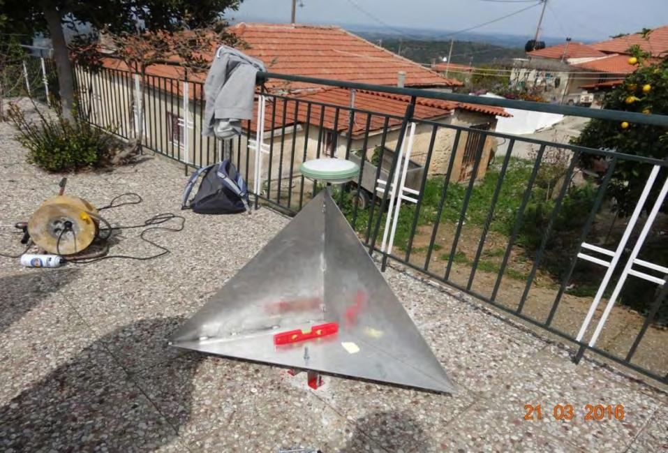 αλουμινένιες επιφάνειες που συμβάλουν στην εύκολη μεταφορά και εγκατάσταση τους. Ο πρώτος ανακλαστήρας (Εικόνα 5.