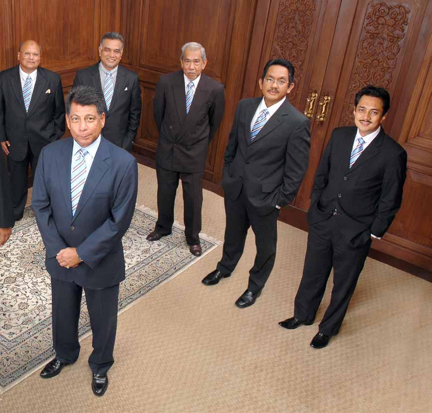 B A N K M U A M A L A T M A L A Y S I A B E R H A D ( 6 1 7 5 - W ) Belakang (Dari Kiri ke Kanan) Nora Shikhen Ramli (Setiausaha Syarikat), Dato Sri Che Khalib Mohamad Noh, Dato Mohamed Hazlan