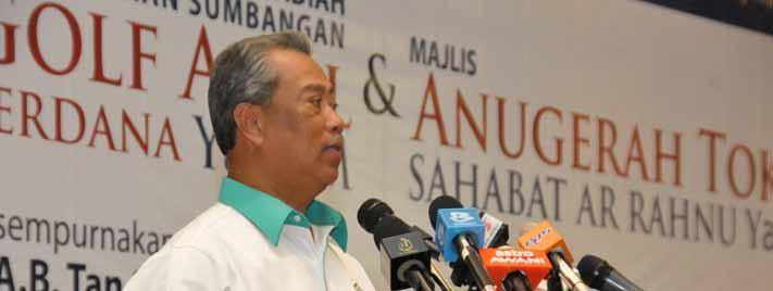Perutusan Pengerusi l a p o r a n t a h u n a n Selaras dengan hasrat Bank untuk meningkatkan sumbangan daripada perniagaan berasaskan yuran, Bank telah mengembangkan perniagaan Ar-Rahnu dan