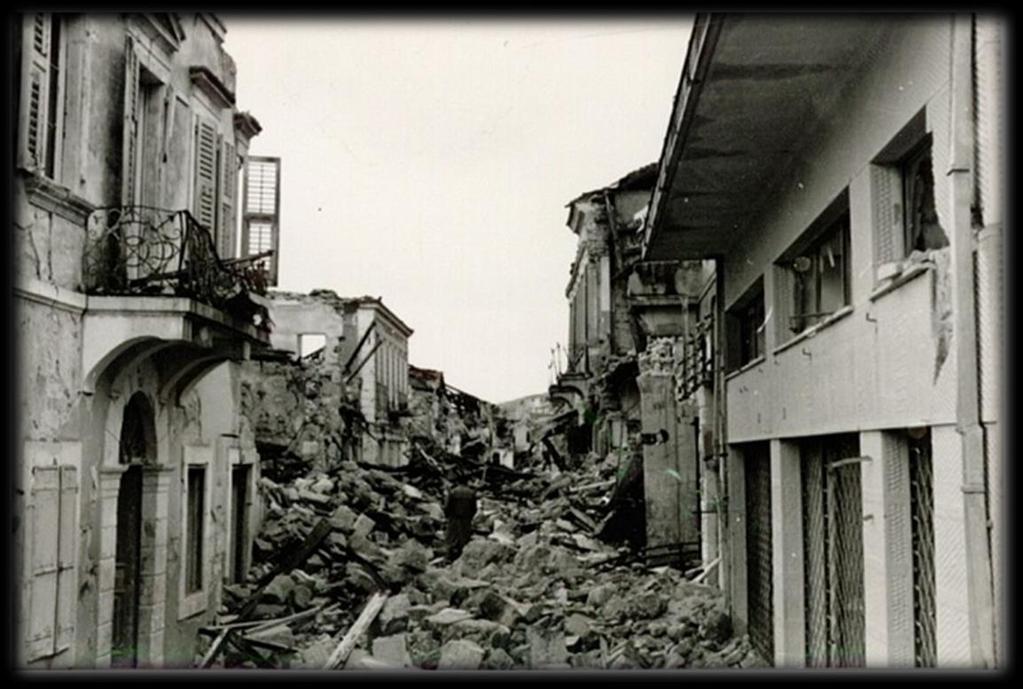 Εικόνα 1.4. Χαλάσματα από το σεισμό του 1953. Στα χρόνια που ακολούθησαν τον σεισμό του 1953 επήλθε και η πληθυσμιακή κατάρρευση του νησιού.