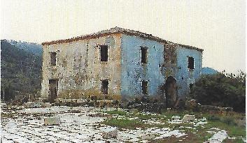 αυτές οι κατοικίες, που αποκαλούνται αλλιώς και πυργόσπιτα λόγω της αμυντικής-φρουριακής τους οργάνωσης, παρουσιάζουν, ως προς τα βασικά τους χαρακτηριστικά, πολλές ομοιότητες: Όψεις λιτές χωρίς