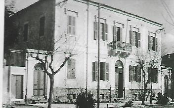 ΚΑΤΟΙΚΙΕΣ ΤΗΣ ΑΝΩΤΕΡΗΣ ΤΑΞΗΣ Η αρχιτεκτονική των κατοικιών της οικονομικά εύρωστης και ανώτερης τάξης των Κεφαλονιτών εμπόρων, εφοπλιστών, γιατρών, δικηγόρων κ.ά. παρουσιάζει ομοιότητες ως προς τη διακόσμηση και τη διαρρύθμιση με εκείνη των αρχοντικών.