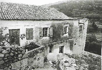 ΚΑΤΟΙΚΙΕΣ ΤΗΣ ΜΕΣΑΙΑΣ ΤΑΞΗΣ Οι εκπρόσωποι της οικονομικά και κοινωνικά ανερχόμενης μεσαίας τάξης του νησιού διαθέτουν κατοικίες που είναι αισθητά μικρότερες σε μέγεθος, γεγονός που παρατηρείται και