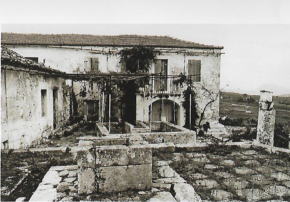 ΠΕΡΙΒΑΛΛΩΝ ΧΩΡΟΣ Στις κατοικίες όλων των τύπων αναπτύσσονται μεγάλες αυλές, οι οποίες περιτριγυρίζονται από ψηλό τοίχο έως και δύο μέτρα, την «κούρτη».