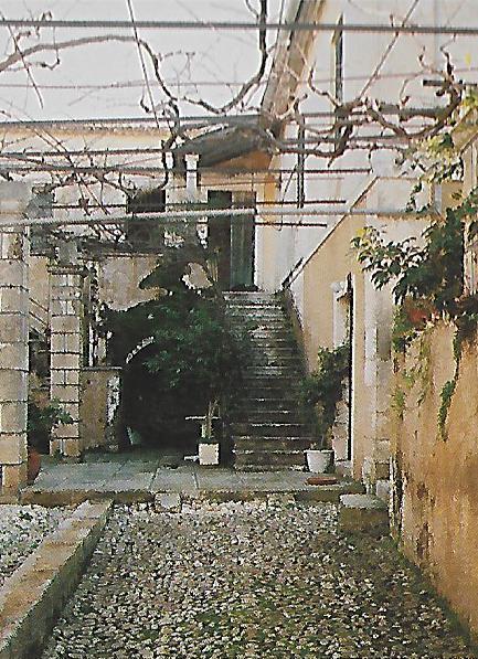 Τα δάπεδα στις περισσότερες αυλές των κατοικιών όλων των κατηγοριών είναι καλυμμένα είτε με ορθογωνικές πλάκες διαφόρων μεγεθών, είτε με κυβόλιθους από σκληρή πέτρα, είτε με μικρές πέτρες ή γουλιά