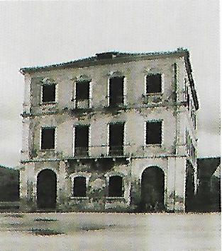 Εικόνα 1.21. Τριώροφη κατοικία Πλάτωνα Βέγια στην Πλατεία Μέτελα Αργοστόλι ΣΤΕΓΕΣ Οι στέγες κατασκευάζονται από ξύλινο σκελετό, ο οποίος επικαλύπτεται με κεραμίδια.