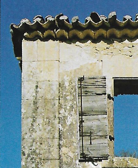 λεγόμενα «σκούρα»: Στα παράθυρα με συμπαγή σκούρα, τα οποία κατασκευάζονται από τάβλες, οι οποίες είναι τοποθετημένες κατακόρυφα η μία δίπλα στην άλλη.