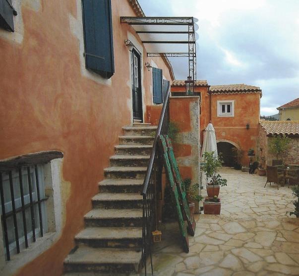 Ο μότζος πολύ συχνά είναι στεγασμένος, όπου το σκέπαστρο στηρίζεται σε κίονες. Το σύνολο αυτό ονομάζεται «λόντζα».