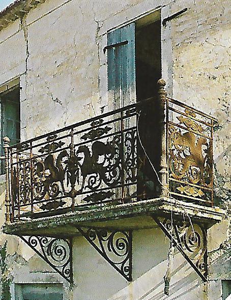 ΜΠΑΛΚΟΝΙΑ Τα μπαλκόνια στις κεφαλονίτικες κατοικίες βρίσκονται, συνήθως, μόνο στην πρόσοψη του κτίσματος και είναι σχετικά μικρά σε μέγεθος.
