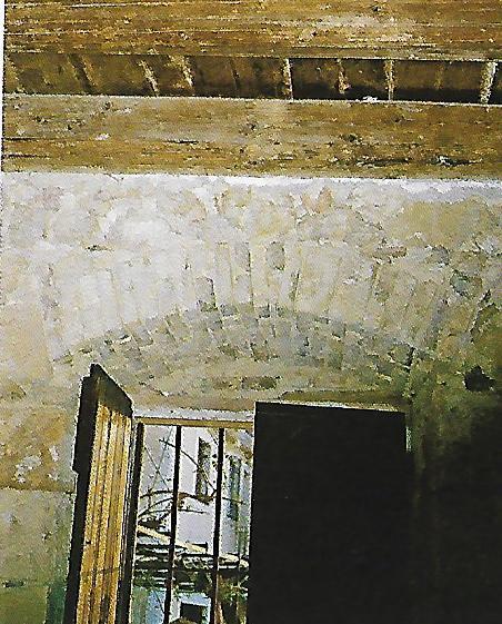 (μαντέμι), τα οποία, λόγω του τρόπου κατασκευής τους (χυτά σε καλούπια) φέρουν κατά κανόνα παραστάσεις ή πολύπλοκα σχέδια, όπως γρύπες, κύκνοι, μαίανδροι, άγγελοι κ.λπ. 1.